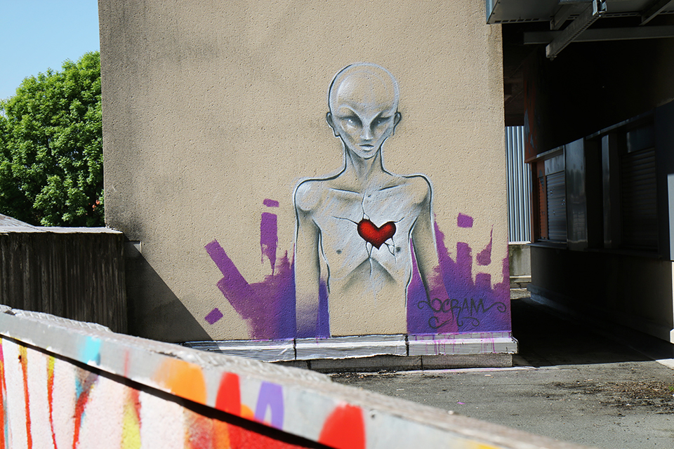 street art alien